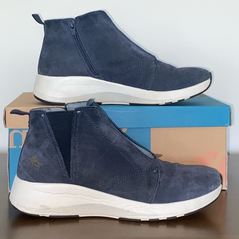 OTBT Bethel Dark Navy Sneaker Size 7.5
